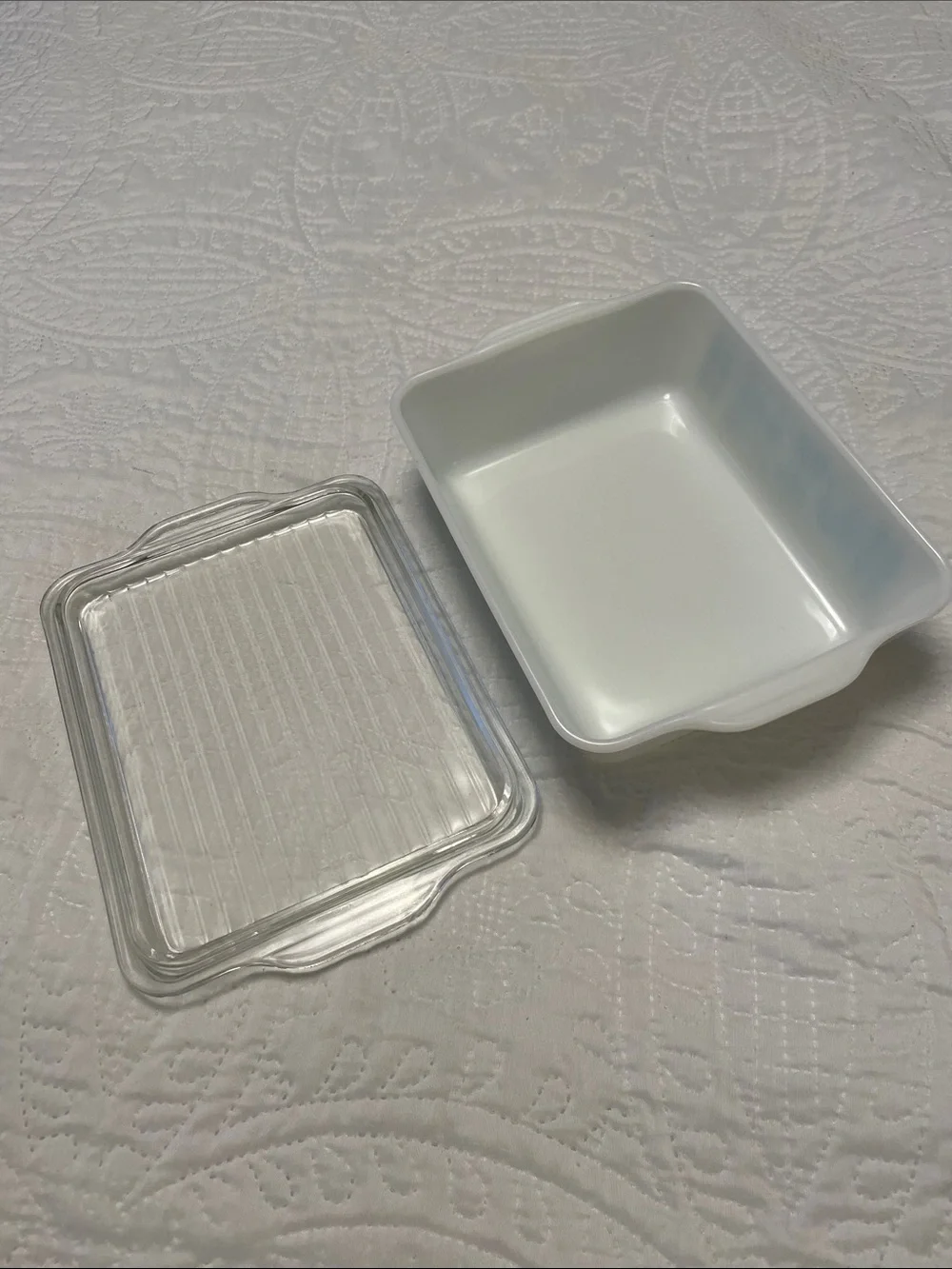 📍MCM Vintage Pyrex Amish Butterprint 1 1/2 Qt. Covered Milk Glass Baking Dish